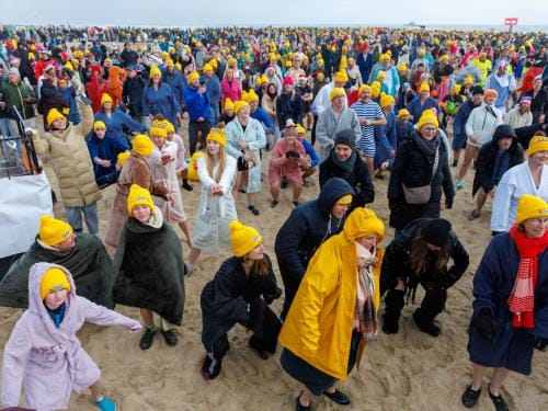 20260103 - Oostende - West-Vlaanderen: Sfeerbeeld - Nieuwjaarsduik - Kw© Foto Kurt bvba0475 / 75 39 89051 / 72 67 39info@fotokurt.bewww.fotokurt.be