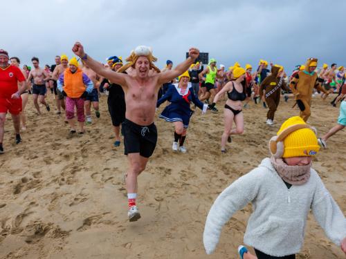 20260103 - Oostende - West-Vlaanderen: Sfeerbeeld - Nieuwjaarsduik - Kw© Foto Kurt bvba0475 / 75 39 89051 / 72 67 39info@fotokurt.bewww.fotokurt.be