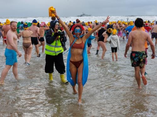 20260103 - Oostende - West-Vlaanderen: Sfeerbeeld - Nieuwjaarsduik - Kw© Foto Kurt bvba0475 / 75 39 89051 / 72 67 39info@fotokurt.bewww.fotokurt.be