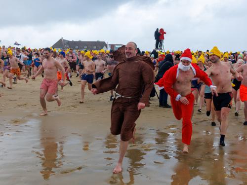 20260103 - Oostende - West-Vlaanderen: Sfeerbeeld - Nieuwjaarsduik - Kw© Foto Kurt bvba0475 / 75 39 89051 / 72 67 39info@fotokurt.bewww.fotokurt.be