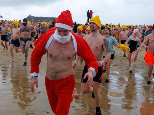 20260103 - Oostende - West-Vlaanderen: Sfeerbeeld - Nieuwjaarsduik - Kw© Foto Kurt bvba0475 / 75 39 89051 / 72 67 39info@fotokurt.bewww.fotokurt.be