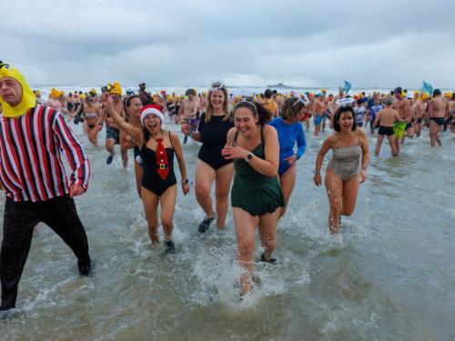 20260103 - Oostende - West-Vlaanderen: Sfeerbeeld - Nieuwjaarsduik - Kw© Foto Kurt bvba0475 / 75 39 89051 / 72 67 39info@fotokurt.bewww.fotokurt.be