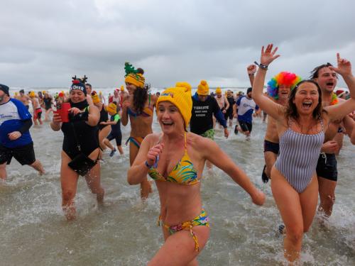 20260103 - Oostende - West-Vlaanderen: Sfeerbeeld - Nieuwjaarsduik - Kw© Foto Kurt bvba0475 / 75 39 89051 / 72 67 39info@fotokurt.bewww.fotokurt.be