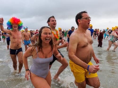 20260103 - Oostende - West-Vlaanderen: Sfeerbeeld - Nieuwjaarsduik - Kw© Foto Kurt bvba0475 / 75 39 89051 / 72 67 39info@fotokurt.bewww.fotokurt.be