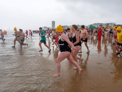 20260103 - Oostende - West-Vlaanderen: Sfeerbeeld - Nieuwjaarsduik - Kw© Foto Kurt bvba0475 / 75 39 89051 / 72 67 39info@fotokurt.bewww.fotokurt.be
