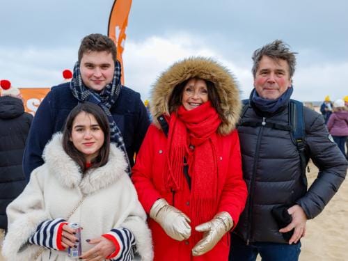 20260103 - Oostende - West-Vlaanderen: Clement Vandenkerckhove en z’n vriendin, Wendy Van Wanten en Frans Vancoppenolle - Nieuwjaarsduik - Kw© Foto Kurt bvba0475 / 75 39 89051 / 72 67 39info@fotokurt.bewww.fotokurt.be