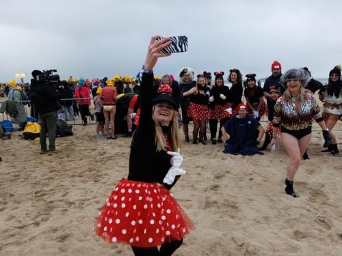 20260103 - Oostende - West-Vlaanderen: Sfeerbeeld - Nieuwjaarsduik - Kw© Foto Kurt bvba0475 / 75 39 89051 / 72 67 39info@fotokurt.bewww.fotokurt.be