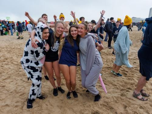 20260103 - Oostende - West-Vlaanderen: Sfeerbeeld - Nieuwjaarsduik - Kw© Foto Kurt bvba0475 / 75 39 89051 / 72 67 39info@fotokurt.bewww.fotokurt.be