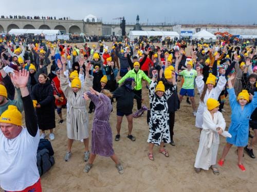 20260103 - Oostende - West-Vlaanderen: Sfeerbeeld - Nieuwjaarsduik - Kw© Foto Kurt bvba0475 / 75 39 89051 / 72 67 39info@fotokurt.bewww.fotokurt.be