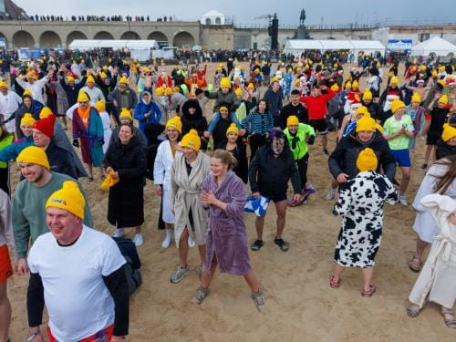 20260103 - Oostende - West-Vlaanderen: Sfeerbeeld - Nieuwjaarsduik - Kw© Foto Kurt bvba0475 / 75 39 89051 / 72 67 39info@fotokurt.bewww.fotokurt.be