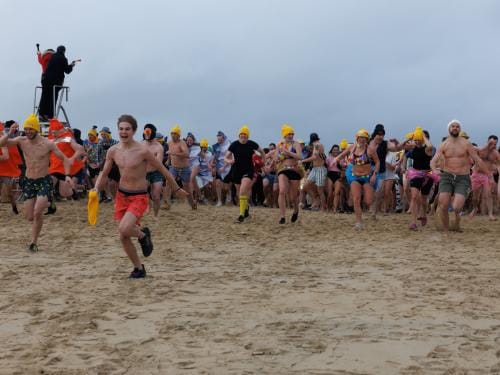 20260103 - Oostende - West-Vlaanderen: Sfeerbeeld - Nieuwjaarsduik - Kw© Foto Kurt bvba0475 / 75 39 89051 / 72 67 39info@fotokurt.bewww.fotokurt.be