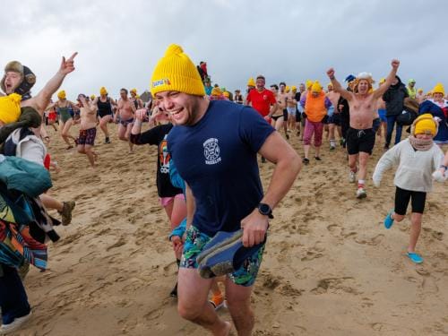 20260103 - Oostende - West-Vlaanderen: Sfeerbeeld - Nieuwjaarsduik - Kw© Foto Kurt bvba0475 / 75 39 89051 / 72 67 39info@fotokurt.bewww.fotokurt.be