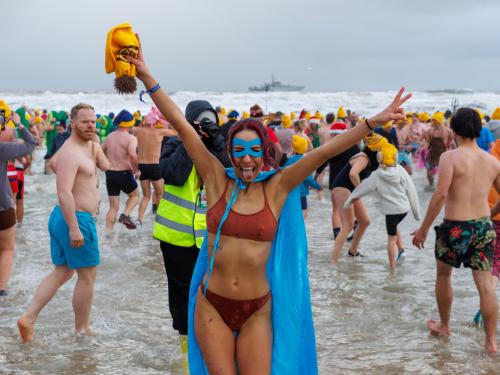 20260103 - Oostende - West-Vlaanderen: Sfeerbeeld - Nieuwjaarsduik - Kw© Foto Kurt bvba0475 / 75 39 89051 / 72 67 39info@fotokurt.bewww.fotokurt.be