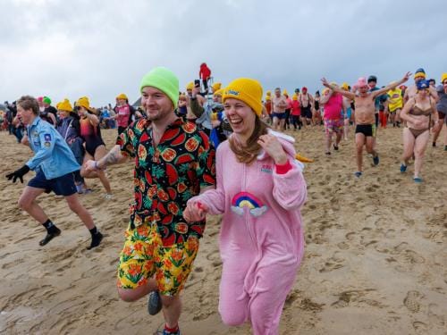 20260103 - Oostende - West-Vlaanderen: Sfeerbeeld - Nieuwjaarsduik - Kw© Foto Kurt bvba0475 / 75 39 89051 / 72 67 39info@fotokurt.bewww.fotokurt.be