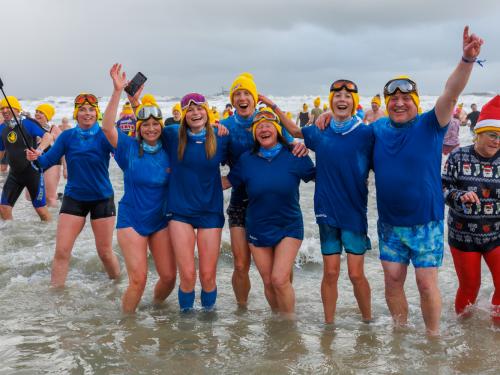 20260103 - Oostende - West-Vlaanderen: Sfeerbeeld - Nieuwjaarsduik - Kw© Foto Kurt bvba0475 / 75 39 89051 / 72 67 39info@fotokurt.bewww.fotokurt.be