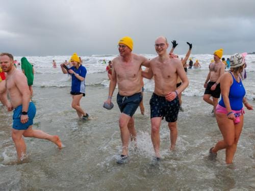 20260103 - Oostende - West-Vlaanderen: Sfeerbeeld - Nieuwjaarsduik - Kw© Foto Kurt bvba0475 / 75 39 89051 / 72 67 39info@fotokurt.bewww.fotokurt.be