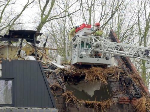 Bij daglicht wordt pas duidelijk hoe erg de schade is na de dakbrand die zondagavond rond 19.30 uur uitbrak in een villa in De Linde in Sint-Kruis. (foto JVM)