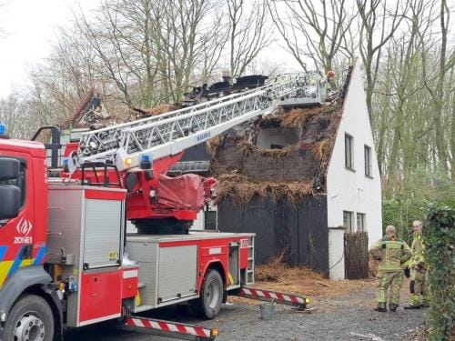 Bij daglicht wordt pas duidelijk hoe erg de schade is na de dakbrand die zondagavond rond 19.30 uur uitbrak in een villa in De Linde in Sint-Kruis. (foto JVM)