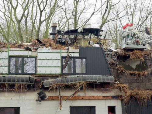 Bij daglicht wordt pas duidelijk hoe erg de schade is na de dakbrand die zondagavond rond 19.30 uur uitbrak in een villa in De Linde in Sint-Kruis. (foto JVM)