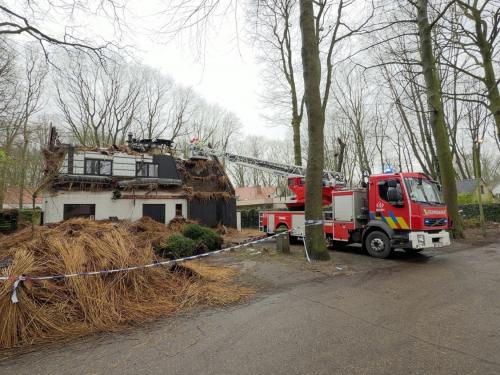 Bij daglicht wordt pas duidelijk hoe erg de schade is na de dakbrand die zondagavond rond 19.30 uur uitbrak in een villa in De Linde in Sint-Kruis. (foto JVM)