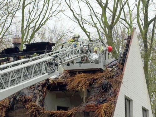 Bij daglicht wordt pas duidelijk hoe erg de schade is na de dakbrand die zondagavond rond 19.30 uur uitbrak in een villa in De Linde in Sint-Kruis. (foto JVM)