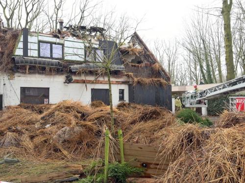 Bij daglicht wordt pas duidelijk hoe erg de schade is na de dakbrand die zondagavond rond 19.30 uur uitbrak in een villa in De Linde in Sint-Kruis. (foto JVM)