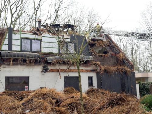 Bij daglicht wordt pas duidelijk hoe erg de schade is na de dakbrand die zondagavond rond 19.30 uur uitbrak in een villa in De Linde in Sint-Kruis. (foto JVM)