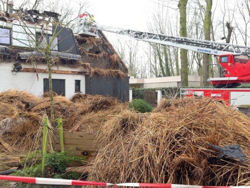 Bij daglicht wordt pas duidelijk hoe erg de schade is na de dakbrand die zondagavond rond 19.30 uur uitbrak in een villa in De Linde in Sint-Kruis. (foto JVM)