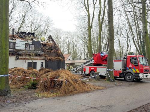 Bij daglicht wordt pas duidelijk hoe erg de schade is na de dakbrand die zondagavond rond 19.30 uur uitbrak in een villa in De Linde in Sint-Kruis. (foto JVM)