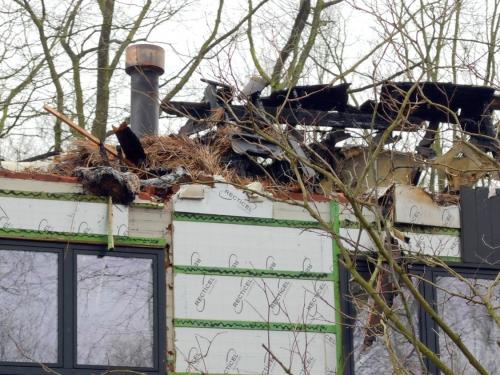 Bij daglicht wordt pas duidelijk hoe erg de schade is na de dakbrand die zondagavond rond 19.30 uur uitbrak in een villa in De Linde in Sint-Kruis. (foto JVM)