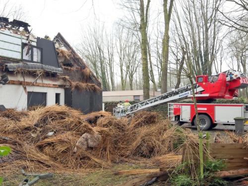 Bij daglicht wordt pas duidelijk hoe erg de schade is na de dakbrand die zondagavond rond 19.30 uur uitbrak in een villa in De Linde in Sint-Kruis. (foto JVM)