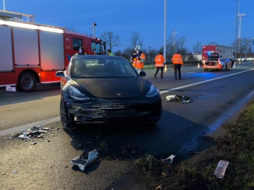 Vrijdagmorgen rond 07.30 uur gebeurde op de E40 in Oostkamp een ongeval. (foto JVM)