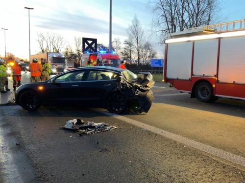 Vrijdagmorgen rond 07.30 uur gebeurde op de E40 in Oostkamp een ongeval. (foto JVM)