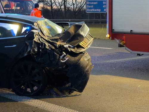 Vrijdagmorgen rond 07.30 uur gebeurde op de E40 in Oostkamp een ongeval. (foto JVM)