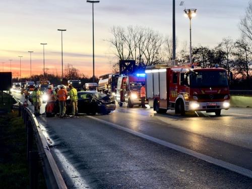Vrijdagmorgen rond 07.30 uur gebeurde op de E40 in Oostkamp een ongeval. (foto JVM)