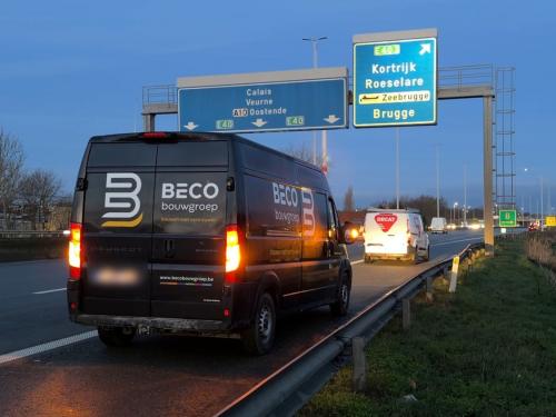 Vrijdagmorgen rond 07.30 uur gebeurde op de E40 in Oostkamp een ongeval. (foto JVM)