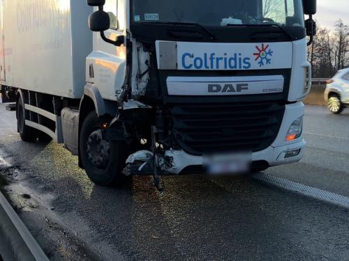 Vrijdagmorgen rond 07.30 uur gebeurde op de E40 in Oostkamp een ongeval. (foto JVM)