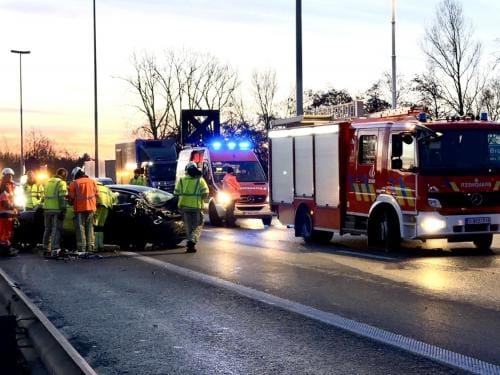 Vrijdagmorgen rond 07.30 uur gebeurde op de E40 in Oostkamp een ongeval. (foto JVM)