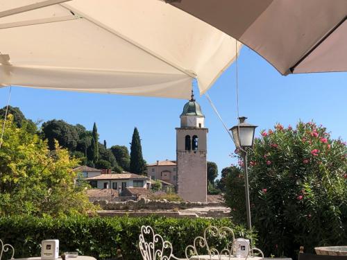Een terras in Asolo, waar de prosecco extra lekker smaakt.