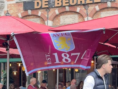 De meeste Aston Villa-supporters zaten onder een parasol en genoten er van een hapje en een drankje. (foto JVM)