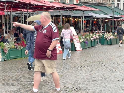 Op de Markt was het even zoeken naar Engelse voetbalfans. (foto JVM)