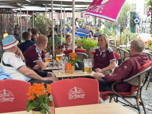 De meeste Aston Villa-supporters zaten onder een parasol en genoten er van een hapje en een drankje. (foto JVM)