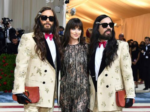 Alessandro Michele, à droite, aux côté de Dakota Johnson et Jared Leto