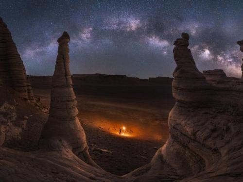 'Lightning the Milky Way' gemaakt in de Dahaidao woestijn in China door Jinyi He.
