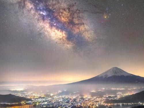 'Mount Fuji and the Milky Way over Lake Kawaguchi' gemaakt in Yamanashi in Japan door Takemochi Yuki.