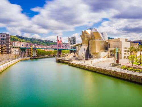 Bilbao is de grootste stad in Spaans Baskenland en had lang het imago van een grauwe industriële stad. Bilbao kreeg in 1997 een enorme toeristische boost door de komst van het Guggenheim Museum ontworpen door de Canadees-Amerikaanse architect Frank Gehry. Het museum met op de voorgrond een beeld van een reuzenspin van de hand van Louis Bourgeois is dé trekpleister in de stad. Maar liefhebbers van moderne architectuur komen verder nog aan hun trekken met onder andere het Congres- en Muziekpaleis uit 1999. Het Casa Viejo is dan weer een sfeervolle wijk met charmante straatjes, gezellige bars en aparte winkeltjes.