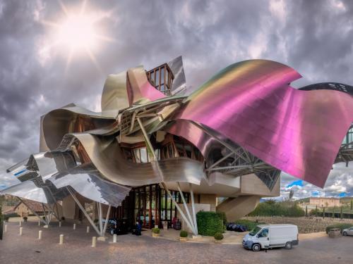 Architect Frank Gehry ontwierp niet alleen het Guggenheim Museum in Bilbao, maar ook het Marques de Riscal Hotel en kuuroord dat hoort bij het gelijknamige wijnhuis dat uitstekende rode wijnen produceert.