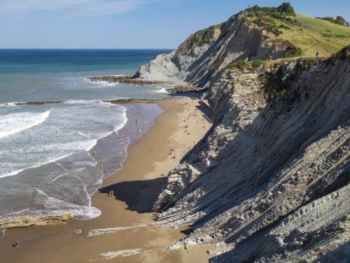 Basque Coast Geopark is een smal stuk langs de kust met imposante kliffen, maar ook met bossen, weides en grotten. Zoals de naam al laat uitschijnen, vind je er bijzondere geologische verschijnselen die 50 tot 100 miljoen jaar oud zijn. Je kan er deelnemen aan boottochten en wandelingen met een gids die je onderweg alles vertelt over de geologie.