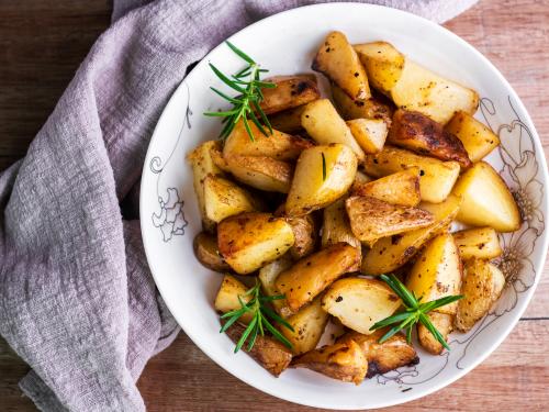 Aardappelen - Hoef je niet te schillen… - … maar als je het liever wel doet, kan je nog altijd chips maken van de schillen!