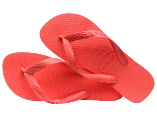 Felrode teenslippers (22 euro), van Havaianas.